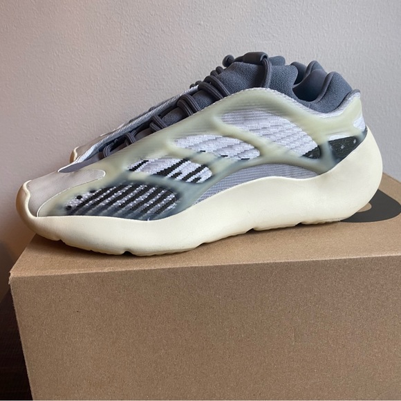 Size 8 1/2
Barely worn
Willing to negotiate
Dm if interested - Picture 4 of 6